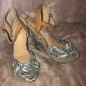 Shi by Journeys wedge sandals size 8.5